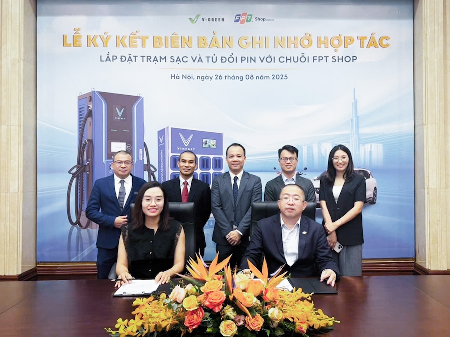 V-Green và FPT Retail hợp tác triển khai hàng nghìn điểm sạc ô tô điện và đổi pin xe máy điện