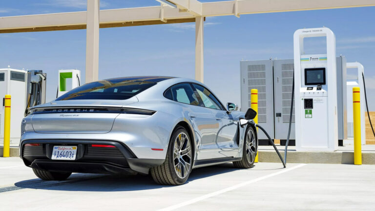 Tìm kiếm xe điện tăng 20% chỉ sau một tuần giá xăng leo thang