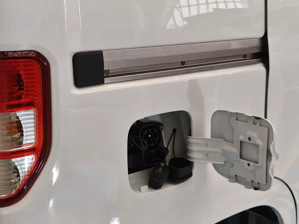 VinFast EC Van phiên bản cửa lùa mới được trưng bày tại Trung tâm Triển lãm Việt Nam - Ảnh 9.