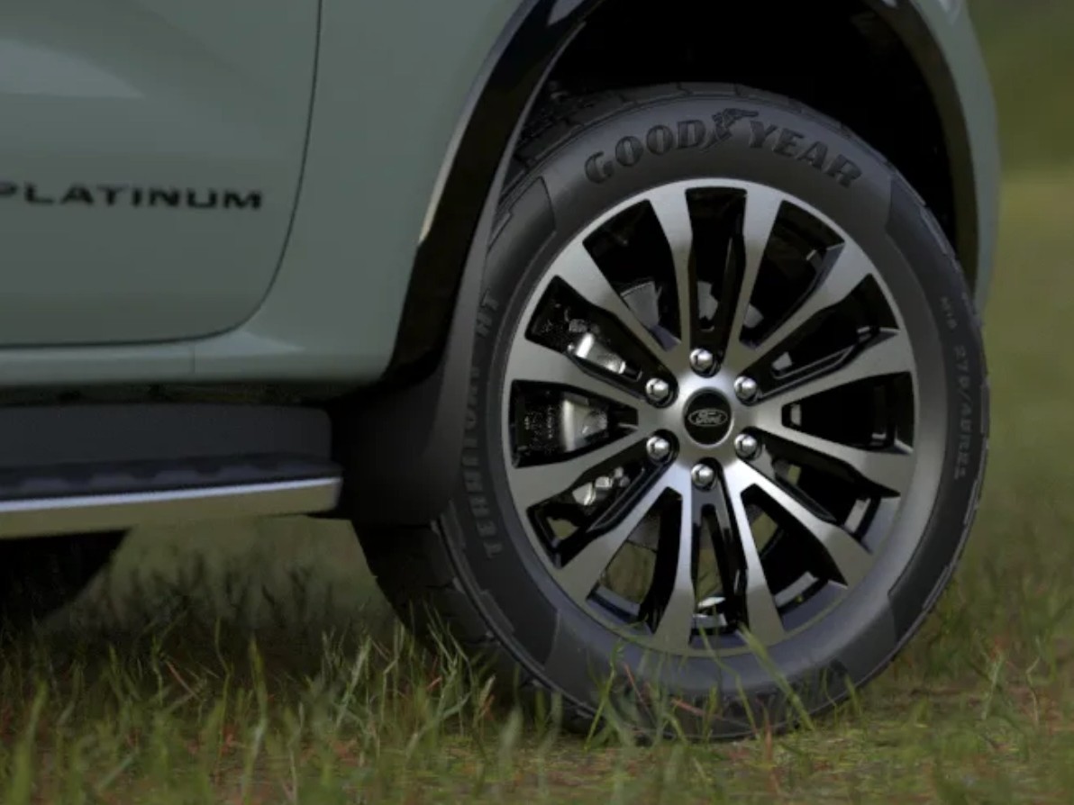 Ford Everest Platinum V6 3.jpg Ford Everest Platinum V6 3.jpg