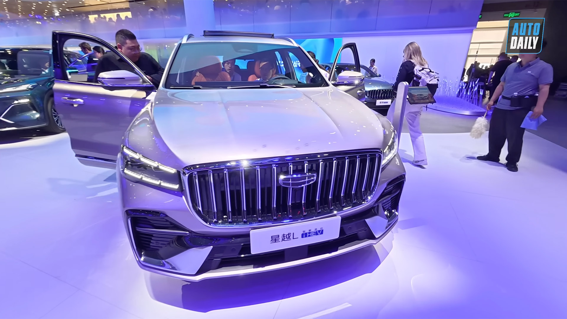 Xem nhanh Geely Monjaro: da Hermes, màn hình đôi, giá 9xx có được không?