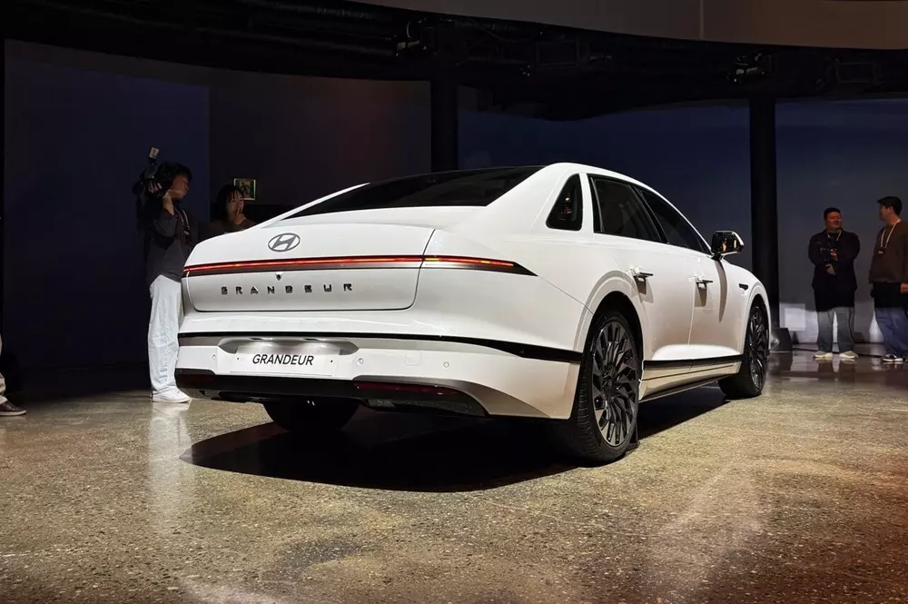 Đèn hậu của Hyundai Grandeur 2026 có thiết kế tương đồng với đèn trước Đèn hậu của Hyundai Grandeur 2026 có thiết kế tương đồng với đèn trước