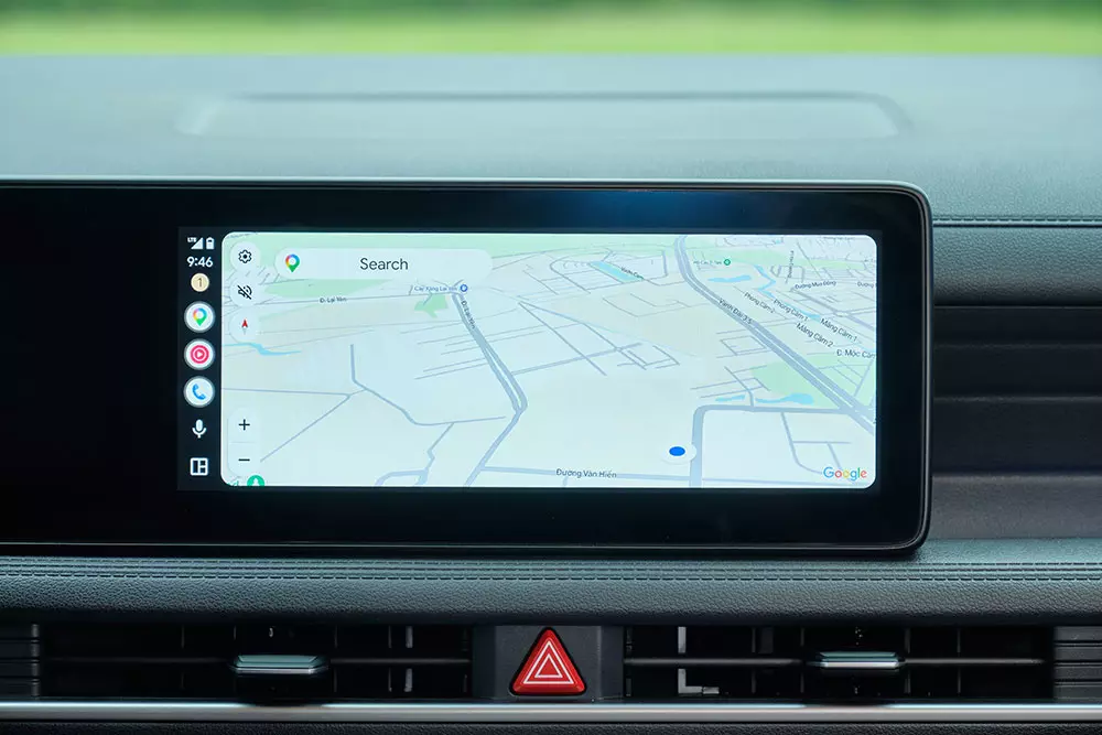 Màn hình giải trí hỗ trợ kết nối Apple CarPlay/Android Auto không dây có thao tác sử dụng mượt mà.