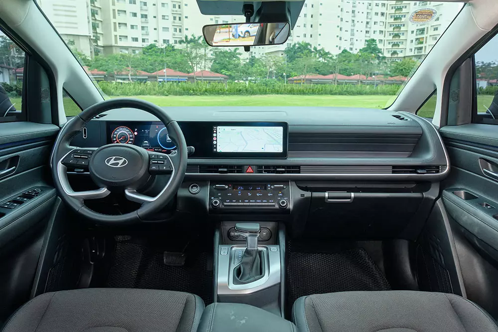 Nội thất của Hyundai Stargazer 2026 được trau chuốt hơn với cụm màn hình liền gồm màn hình thông tin và màn hình giải trí, đều có kích cỡ 10,25 inch.