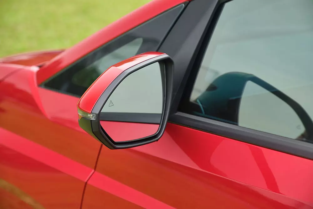 Gói công nghệ Hyundai SmartSense trên Stargazer 2026 gồm các tính năng: điều khiển hành trình thông minh, phòng tránh va chạm trước, đèn pha tự động thích ứng, cảnh báo & phòng tránh va chạm điểm mù, cảnh báo bỏ quên người ngồi sau, hỗ trợ mở cửa an toàn, cảnh báo xe phía trước di chuyển, hỗ trợ giữ