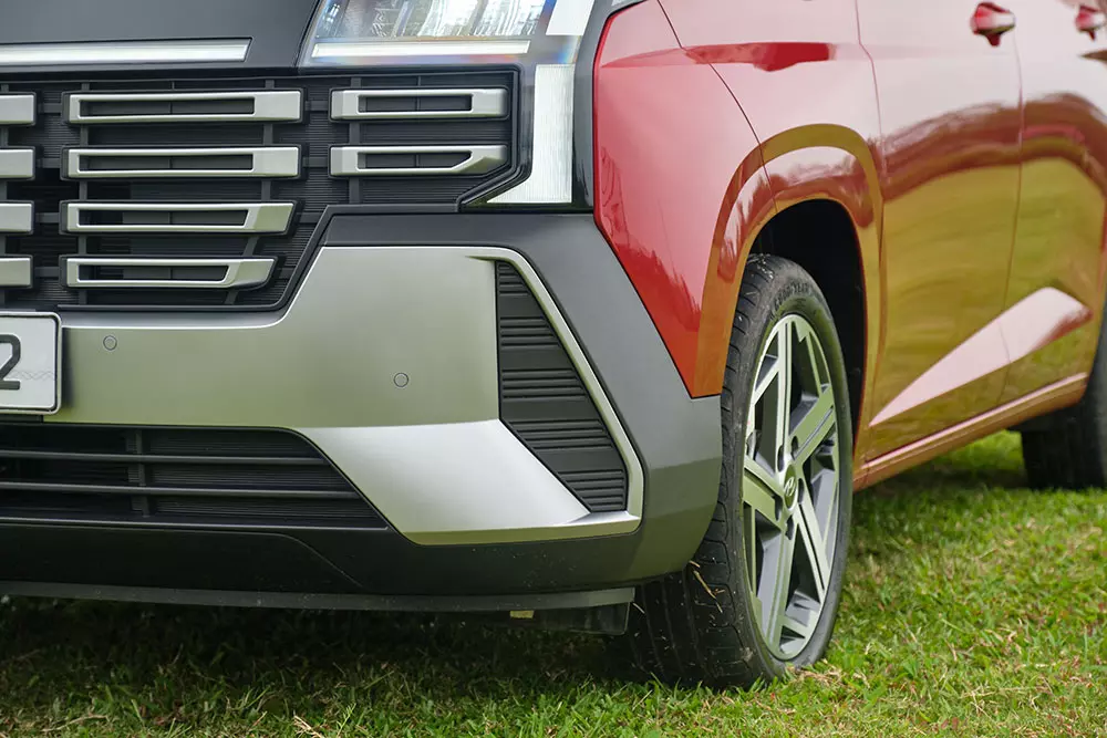 Cản trước được làm dày dặn như những mẫu SUV gầm cao.