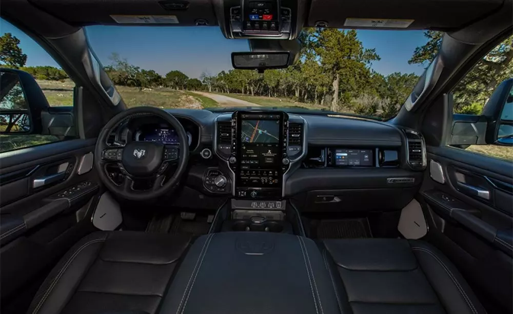 Ram 1500 sở hữu cụm 3 màn hình trên mặt táp-lô