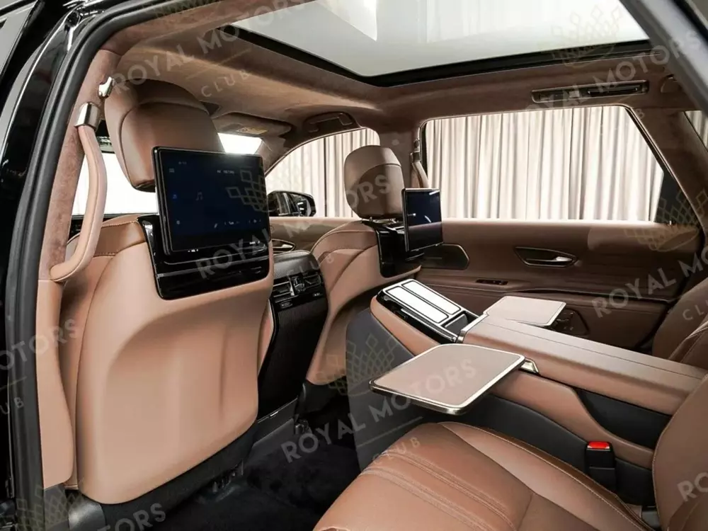 Hàng ghế sau của chiếc Toyota Century SUV có bàn gấp và màn hình giải trí riêng Hàng ghế sau của chiếc Toyota Century SUV có bàn gấp và màn hình giải trí riêng