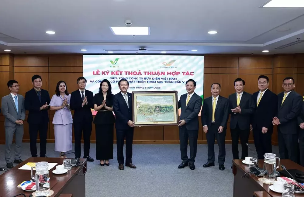 V-Green cùng Bưu điện Việt Nam triển khai hơn 16.000 tủ đổi pin và 2.000 trụ sạc xe điện - Ảnh 1.