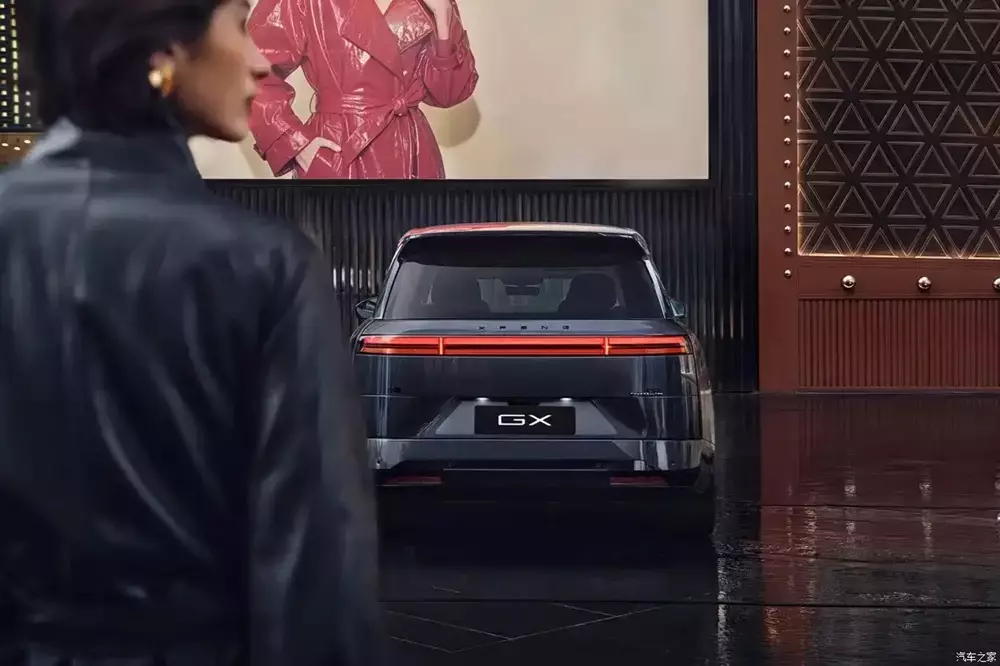 Xpeng GX được trang bị đèn hậu khá mỏng và nắm vắt ngang cửa cốp sau Xpeng GX được trang bị đèn hậu khá mỏng và nắm vắt ngang cửa cốp sau