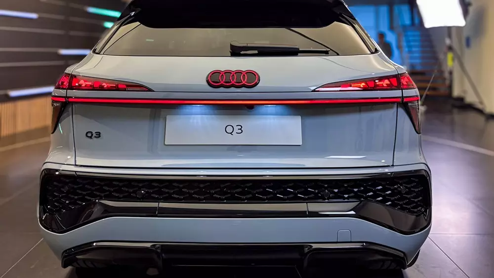 Audi Q3 nhìn từ phía sau Audi Q3 nhìn từ phía sau