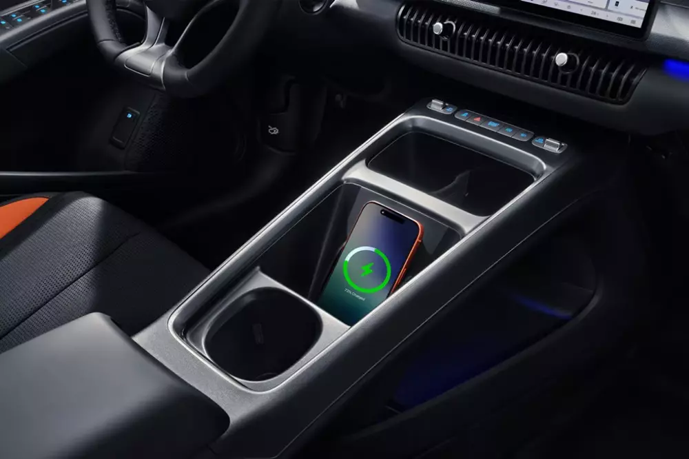 BYD Dolphin G DM-i sở hữu sạc điện thoại không dây BYD Dolphin G DM-i sở hữu sạc điện thoại không dây