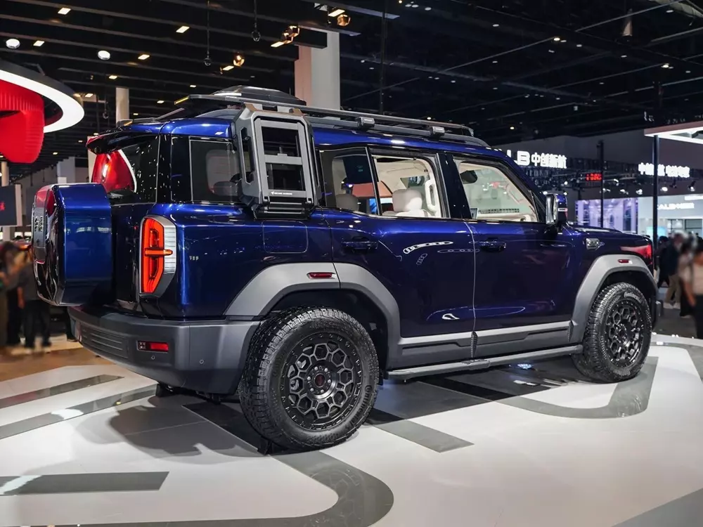 Hãng chuyên sản xuất xe limousine cho lãnh đạo Trung Quốc chế tạo đối thủ mới của Mercedes G-Class - Ảnh 3. Hãng chuyên sản xuất xe limousine cho lãnh đạo Trung Quốc chế tạo đối thủ mới của Mercedes G-Class - Ảnh 3.