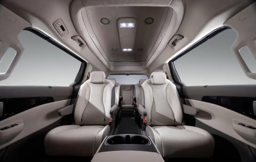 Kia Carnival High Roof 2.jpg Kia Carnival High Roof 2.jpg