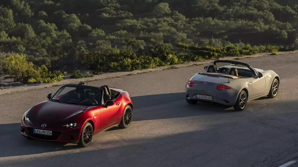 Mazda MX-5 2027 trình làng, thêm màu sơn và phiên bản mới, công suất động cơ tăng nhẹ - Ảnh 4. Mazda MX-5 2027 trình làng, thêm màu sơn và phiên bản mới, công suất động cơ tăng nhẹ - Ảnh 4.