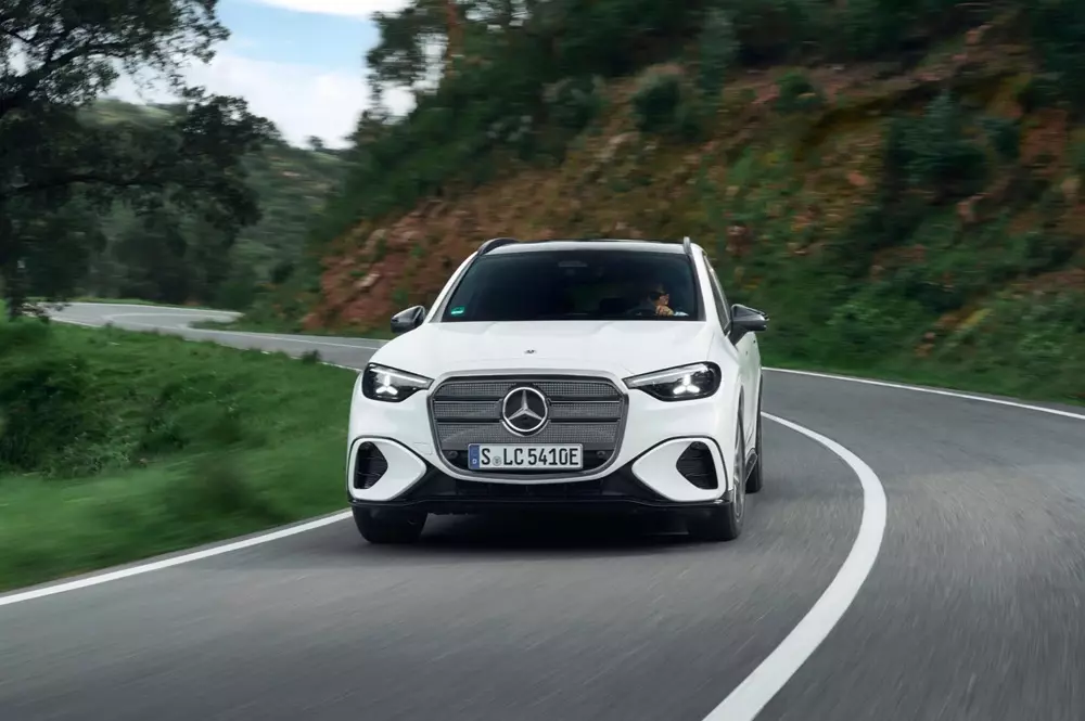 Mercedes-Benz GLC thuần điện có thêm 2 phiên bản giá rẻ hơn sau chưa đầy 1 năm ra mắt - Ảnh 3. Mercedes-Benz GLC thuần điện có thêm 2 phiên bản giá rẻ hơn sau chưa đầy 1 năm ra mắt - Ảnh 3.