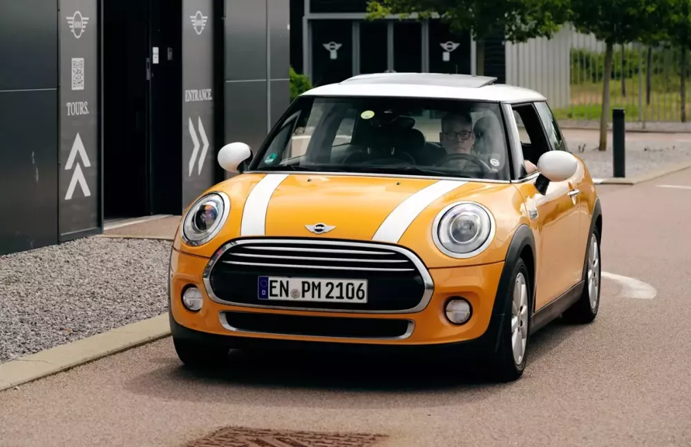 Chiếc Mini Cooper D này đã chạy qua 25 quốc gia Chiếc Mini Cooper D này đã chạy qua 25 quốc gia