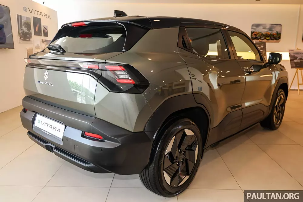 suzuki-evitara-1-05c1 Suzuki eVitara màu xanh lá phối nóc đen