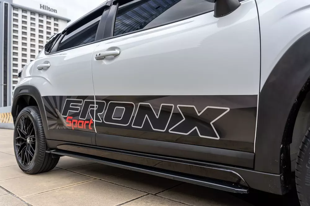 Tem Fronx Sport trên sườn xe của Suzuki Fronx Sport Tem Fronx Sport trên sườn xe của Suzuki Fronx Sport