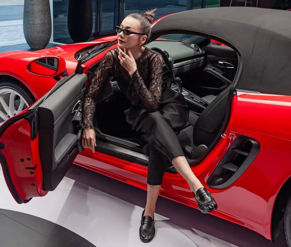 Siêu mẫu Thanh Hằng tậu xe mui trần Porsche 718 Boxster giá hơn 5 tỷ đồng - Ảnh 3. Siêu mẫu Thanh Hằng tậu xe mui trần Porsche 718 Boxster giá hơn 5 tỷ đồng - Ảnh 3.
