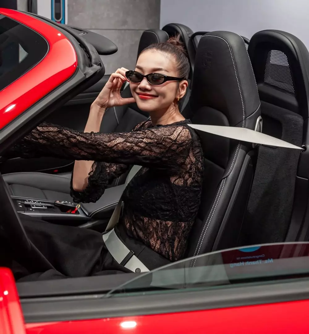 Siêu mẫu Thanh Hằng tậu xe mui trần Porsche 718 Boxster giá hơn 5 tỷ đồng - Ảnh 2. Siêu mẫu Thanh Hằng tậu xe mui trần Porsche 718 Boxster giá hơn 5 tỷ đồng - Ảnh 2.