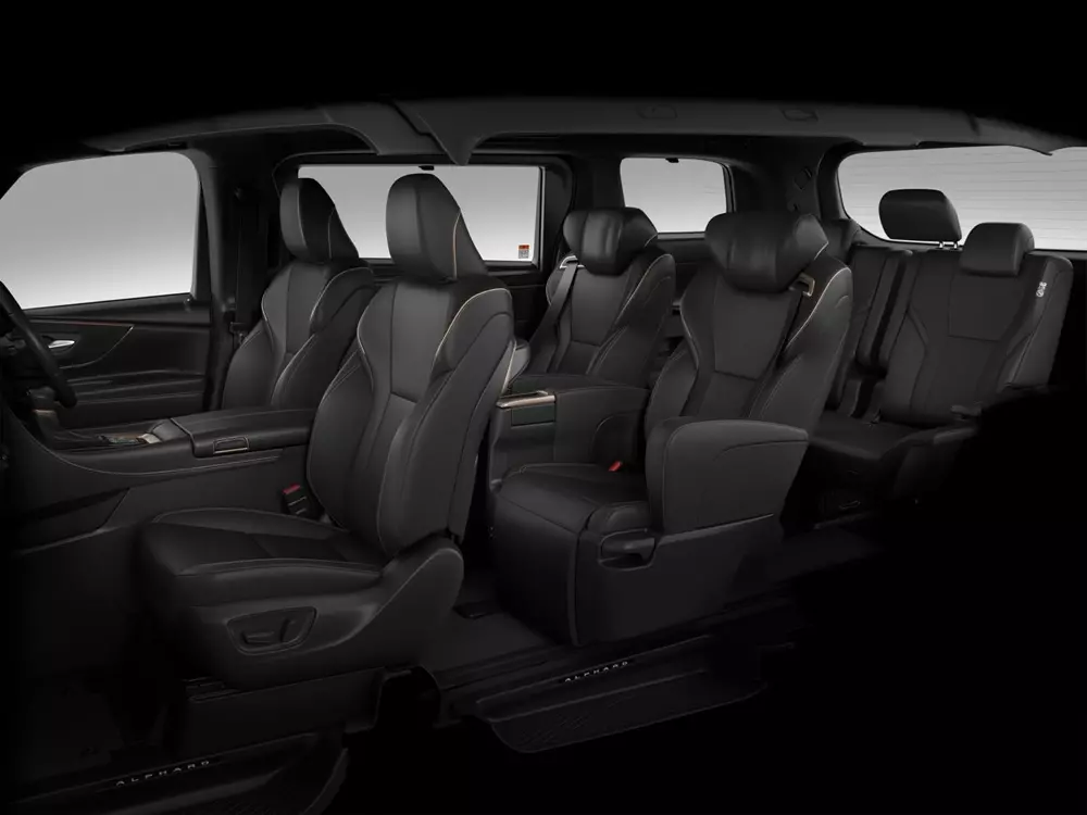 "Chuyên cơ mặt đất" Toyota Alphard được nâng cấp nhẹ với phiên bản hybrid sạc điện rẻ hơn - Ảnh 2. "Chuyên cơ mặt đất" Toyota Alphard được nâng cấp nhẹ với phiên bản hybrid sạc điện rẻ hơn - Ảnh 2.