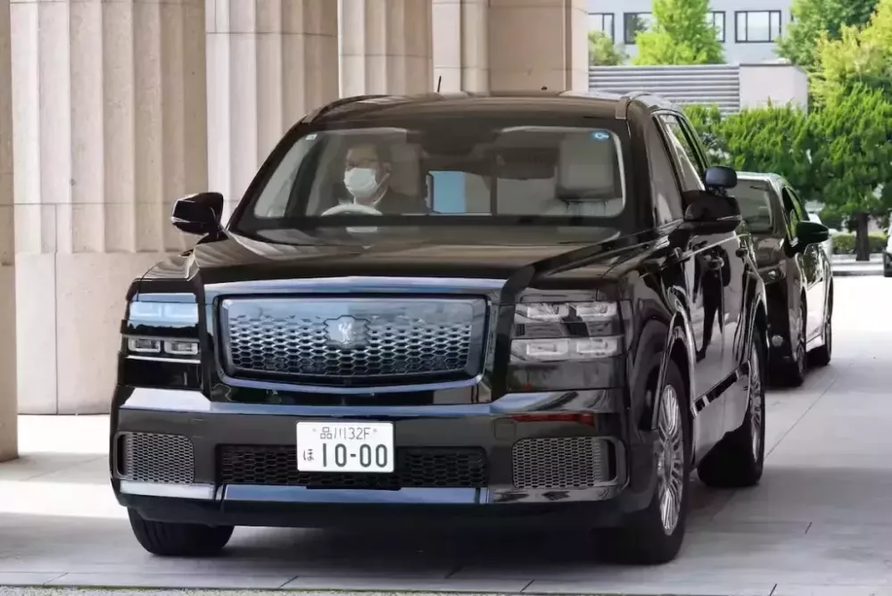 Thủ tướng Nhật Bản chuyển sang sử dụng xe công vụ mới, đó là SUV siêu sang Toyota Century - Ảnh 3. Thủ tướng Nhật Bản chuyển sang sử dụng xe công vụ mới, đó là SUV siêu sang Toyota Century - Ảnh 3.