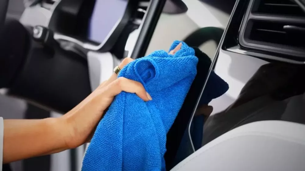 Sử dụng khăn khăn mềm hoặc khăn microfiber là cách vệ sinh màn hình cảm ứng ô tô đúng cách Sử dụng khăn khăn mềm hoặc khăn microfiber là cách vệ sinh màn hình cảm ứng ô tô đúng cách