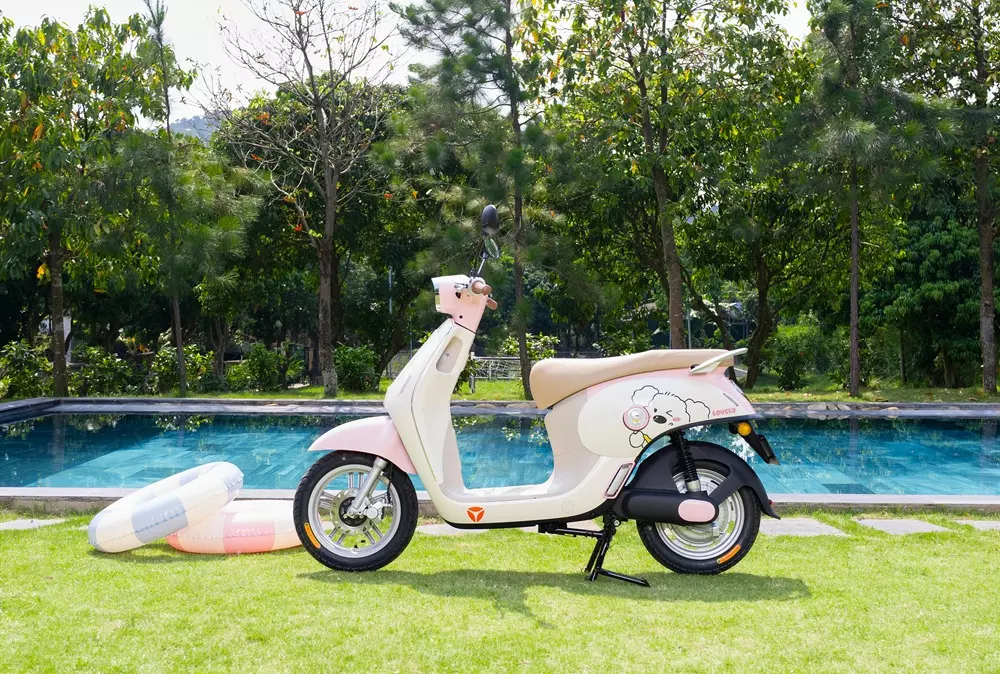 yadae-omee-3549 Yadea Omee có nhiều tính năng tiện nghi và an toàn