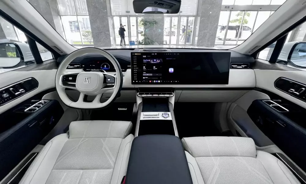 Khoang lái của Zeekr 9X với màn hình cỡ lớn đặt nổi trên mặt táp-lô