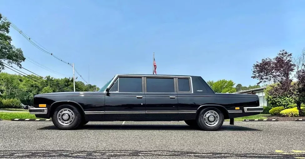 ZIL-4104 sở hữu kích thước lớn ZIL-4104 sở hữu kích thước lớn