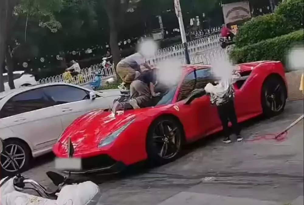 ferrari-1-09ec Nhóm bé trai biến chiếc Ferrari trị giá hơn 12 tỷ đồng thành cầu trượt, chủ xe khởi kiện đòi bồi thường - Ảnh 1.