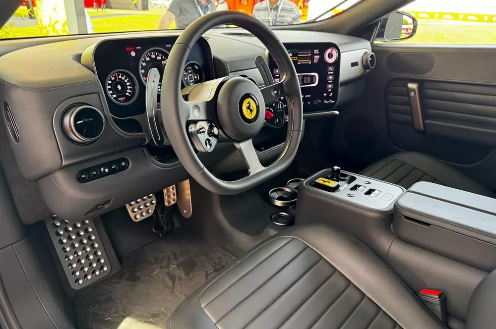 ferrari-luce-2-0dc6 Trái với ngoại thất, nội thất của Ferrari Luce lại được đánh giá cao về mặt thiết kế