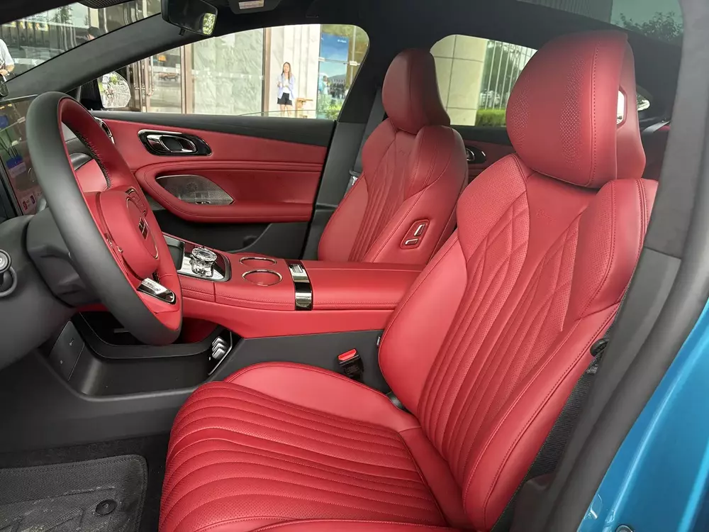 geely-galaxy-tt-ultra-8-f7d6 Geely Galaxy TT Ultra được trang bị ghế bọc da màu đỏ