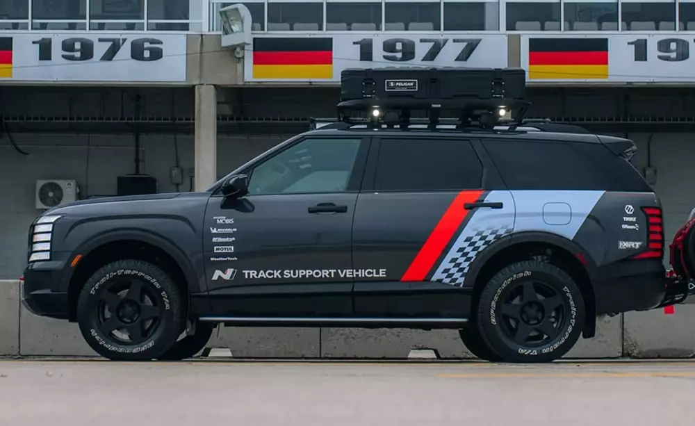 hyundai-palisade-2-1fdf Chiếc Hyundai Palisade này được sơn màu xám với những điểm nhấn màu cam đỏ