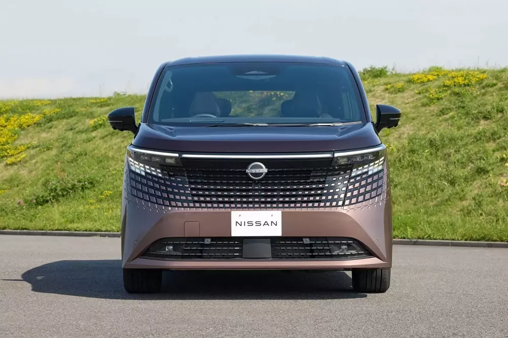 Cận cảnh thiết kế đầu xe của Nissan Elgrand 2027