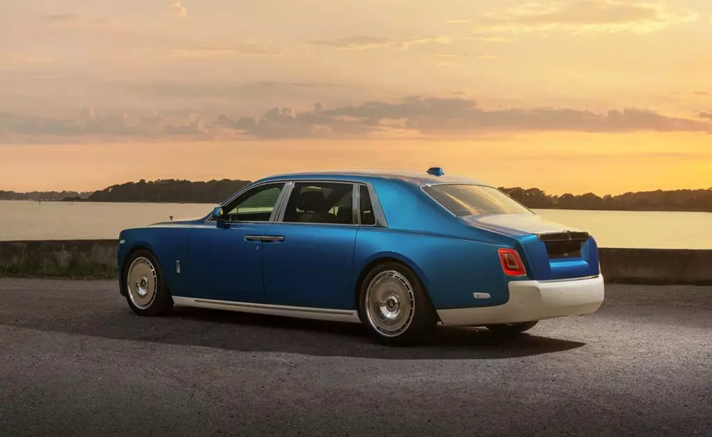 rolls-royce-phantom-regatta-1-1a9e Rolls-Royce Phantom Regatta được phối 2 màu xanh dương và trắng