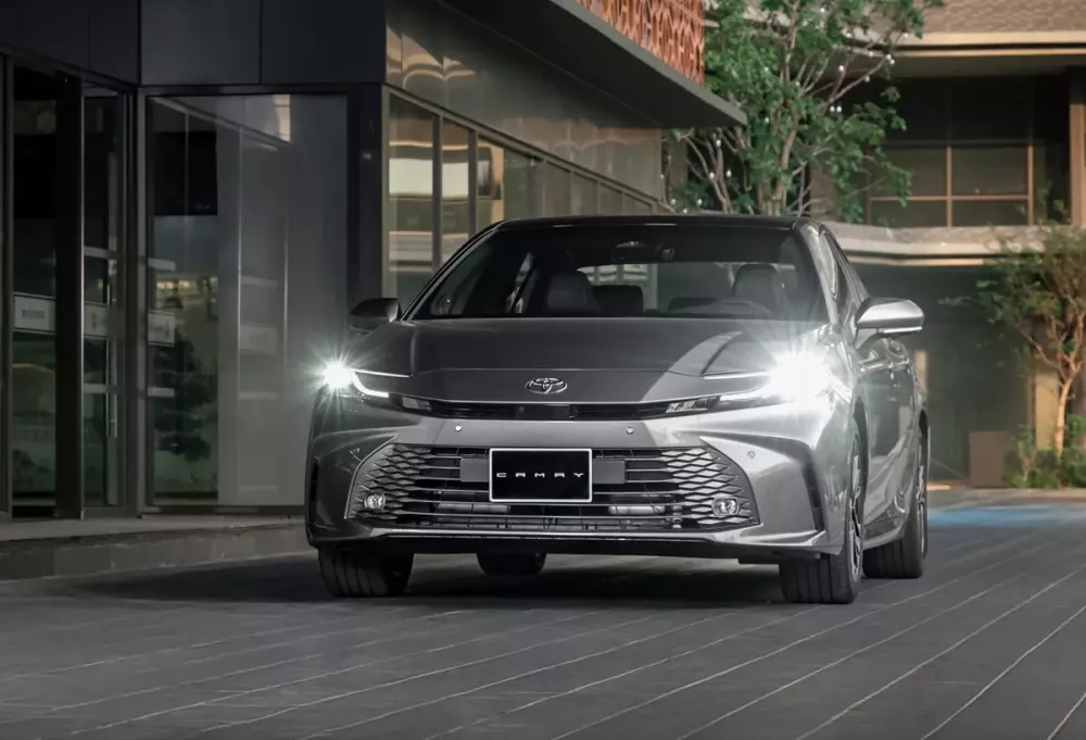 Sau khi cắt bản máy xăng, Toyota Camry tiêu chuẩn được giảm giá niêm yết đến 140 triệu đồng