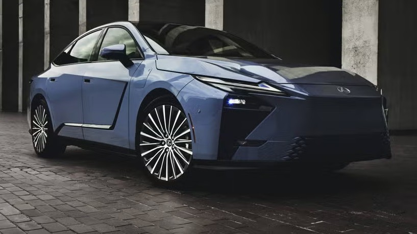 2026-lexus-es-350e-blue-front-angled-view.jpg 2026-lexus-es-350e-blue-front-angled-view.jpg