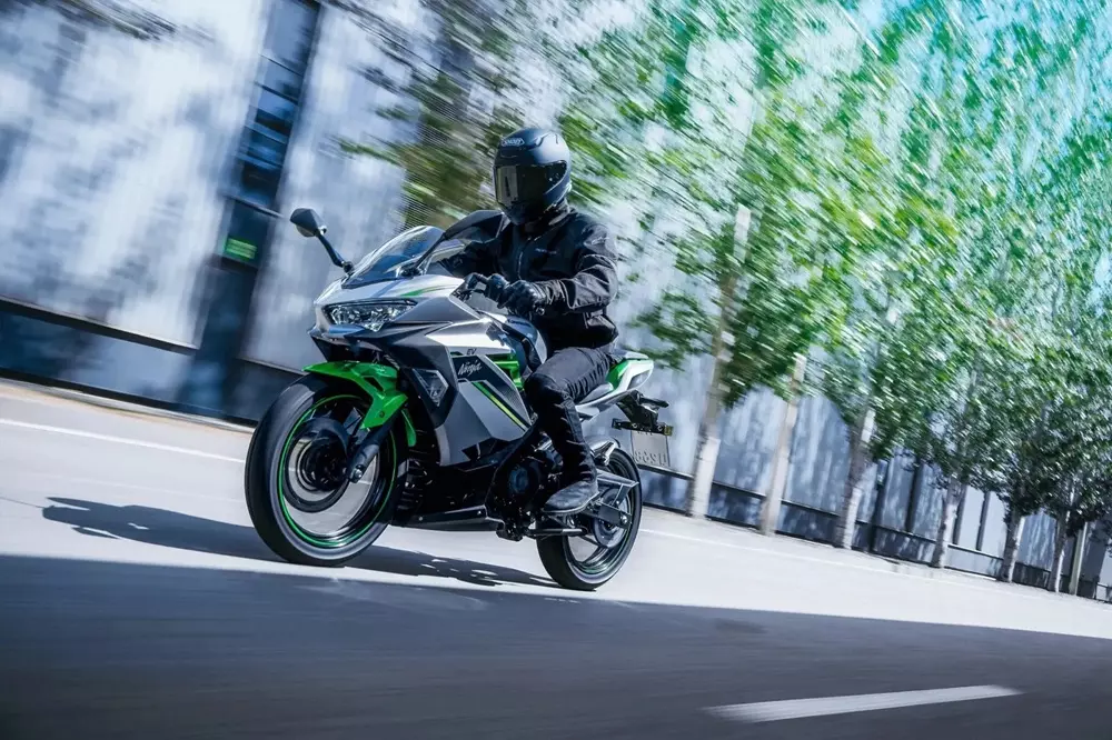 Mô tô điện Kawasaki Ninja e-1 2027 sở hữu công suất và giá bán gây thất vọng - Ảnh 2.