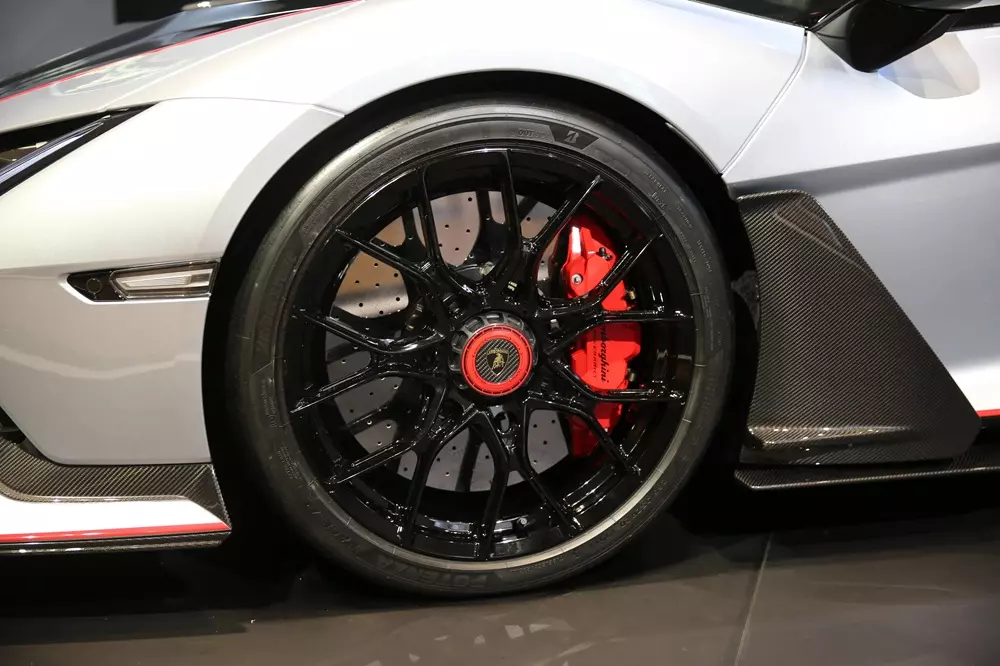 lamborghini-revuelto-sv-6-5b48 Cận cảnh bộ mâm và cùm phanh màu đỏ của Lamborghini Revuelto SV