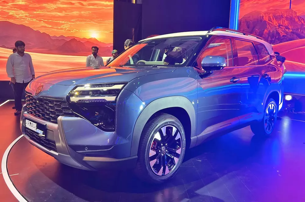 mg-hector-tomahawk-phev-7307 MG bán SUV điện 3 hàng ghế với giá không kèm pin siêu rẻ - Ảnh 1.