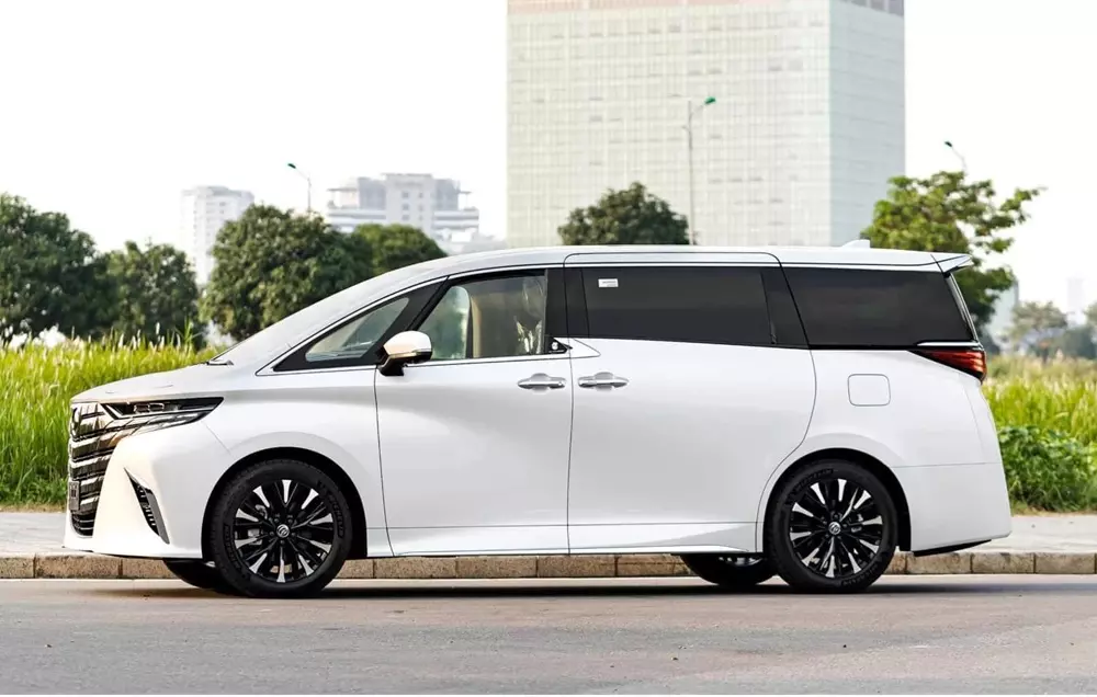 top-10-o-to-ban-kem-nhat-viet-nam-thang-7-2026-toy-c9b8 Toyota Alphard