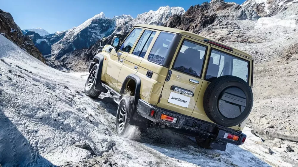 toyota-land-cruiser-70-series-2-7be3-1 Đây là lý do Toyota Land Cruiser 70 Series bị che kín cụm đèn hậu - Ảnh 3.