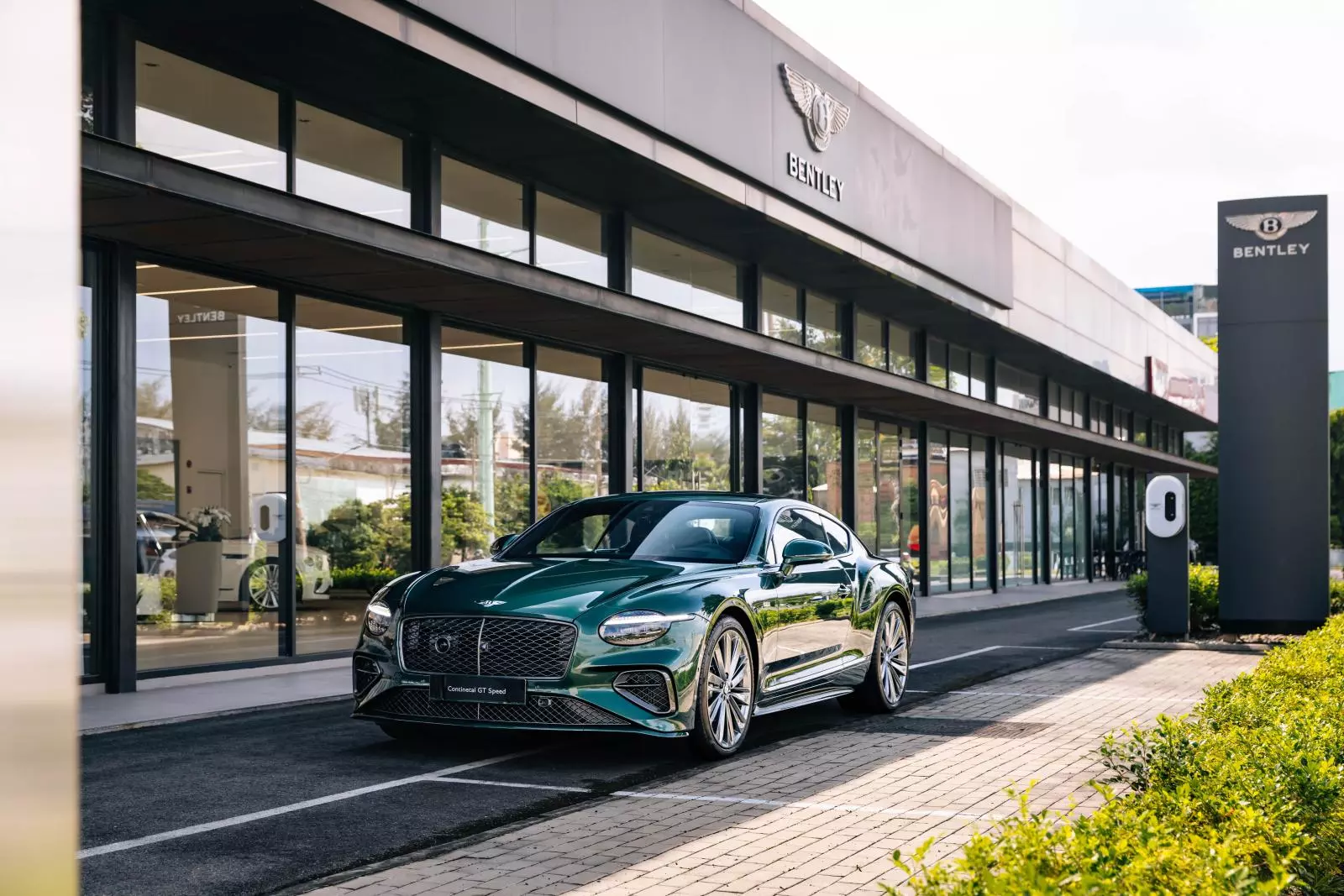 02-showroom-bentley-ho-chi-minh-bd93 Bentley Việt Nam có nhà phân phối mới - Ảnh 1.