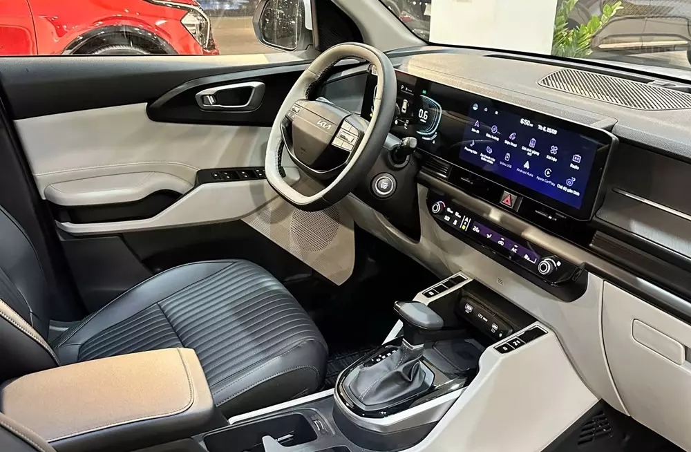 kia-carens-clavis-9-2cbb Ngắm hình ảnh "bằng xương, bằng thịt" của Kia Carens Clavis tại đại lý Việt: thiết kế mới, trang bị "xịn" hơn - Ảnh 6.