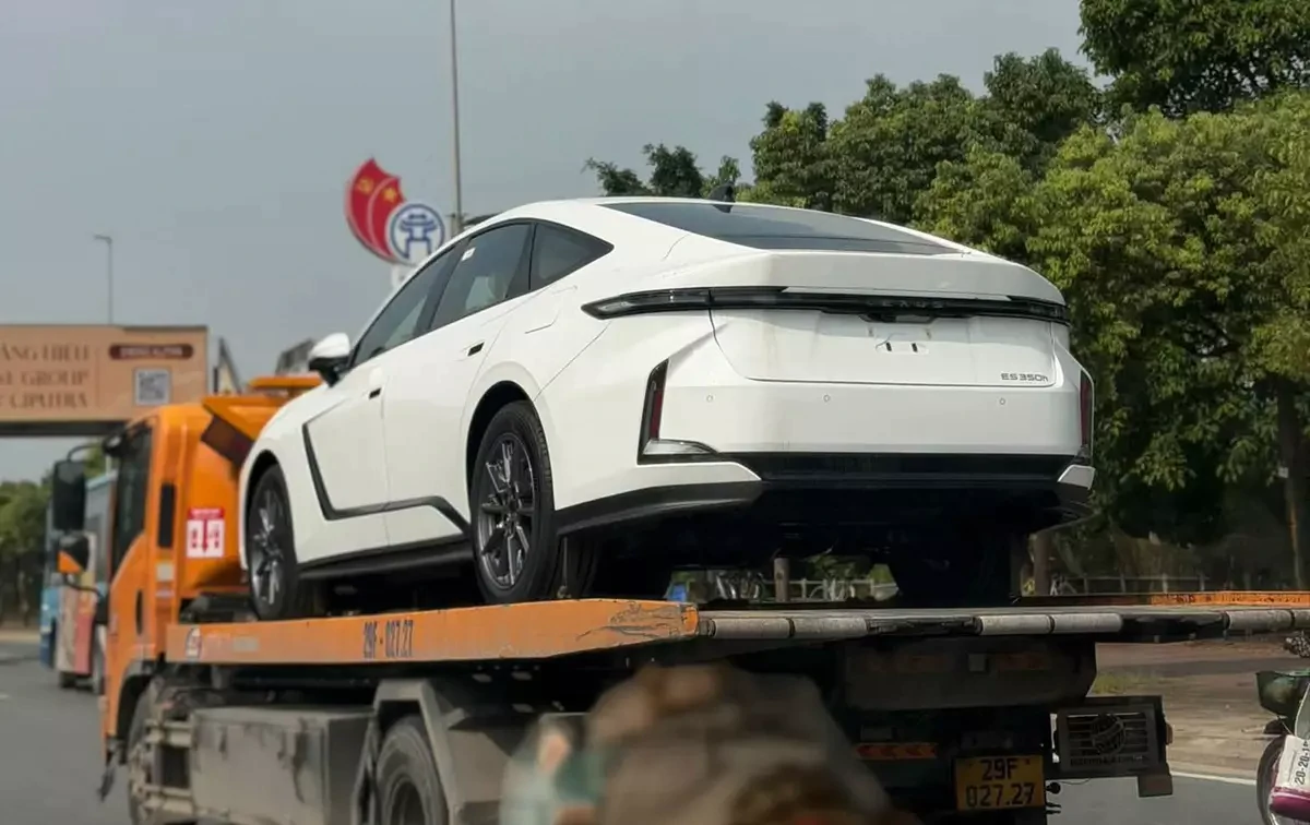 Lexus ES thế hệ mới xuất hiện trên đường phố Việt Nam, ra mắt vào tháng sau