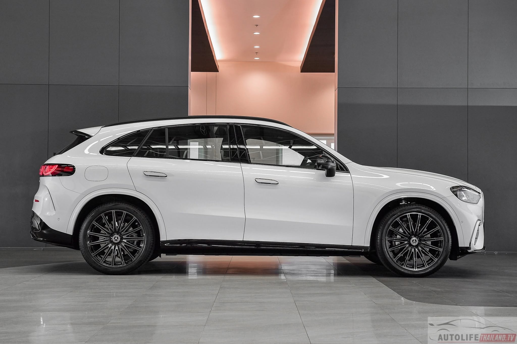Mercedes-Benz GLC 300 -6.jpg Mercedes-Benz GLC 300 -6.jpg
