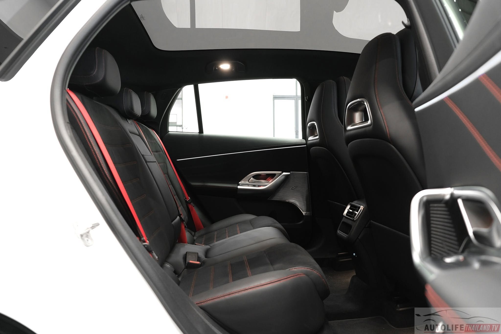 Mercedes-Benz GLC 300 -16.jpg Mercedes-Benz GLC 300 -16.jpg