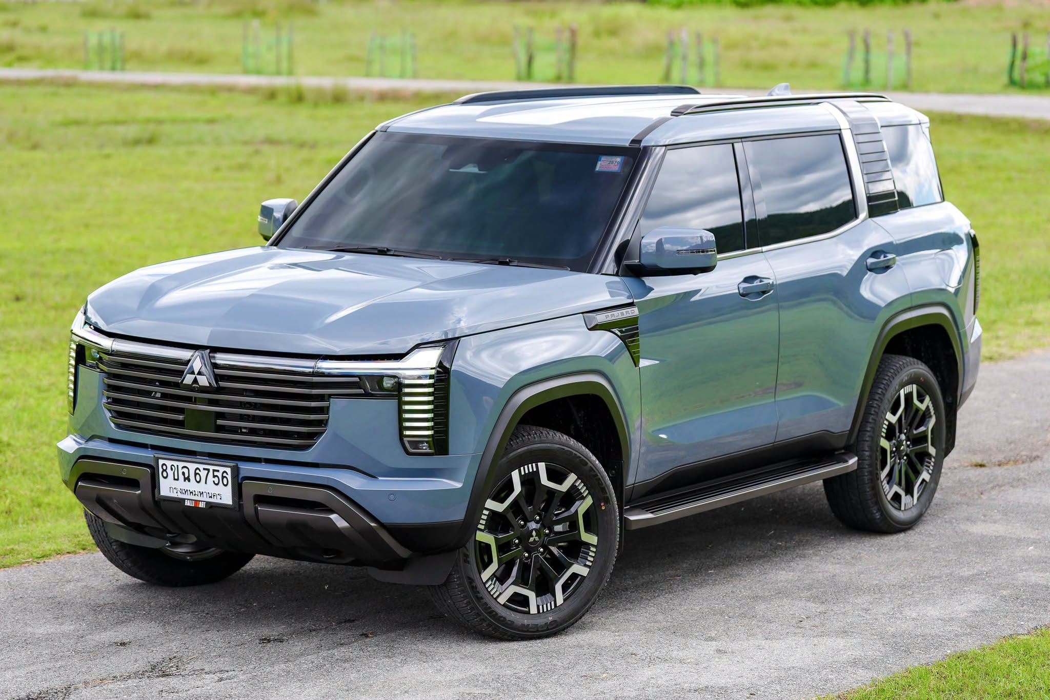 Mitsubishi Pajero GSR 2WD 14.jpg Mitsubishi Pajero GSR 2WD 14.jpg